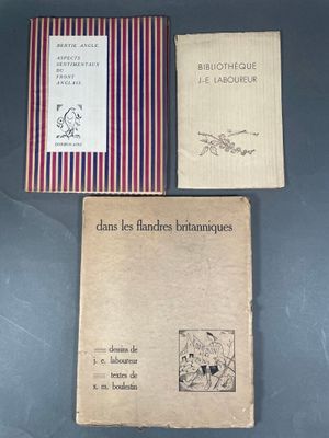 trois livres posés sur une table l'un à côté de l'autre