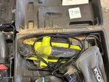 une boîte à outils contenant des outils, posée sur le sol