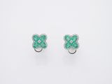 une paire de boucles d'oreilles en émeraude et diamant