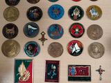 beaucoup de badges et de pin's posés sur une table