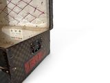 une vieille valise ouverte posée sur une surface blanche