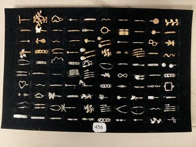 de nombreux types de bijoux exposés sur un tableau noir