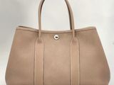 un sac à main en cuir beige sur fond blanc