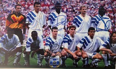 photo dédicacée d'un groupe de footballeurs posant pour une photo d'équipe