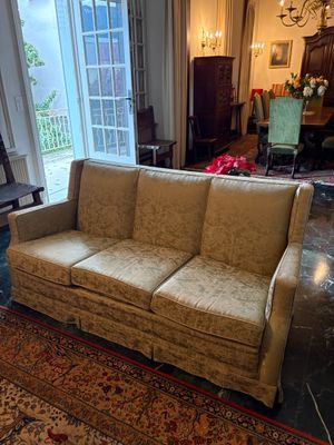 une image d'un salon avec un canapé et un tapis