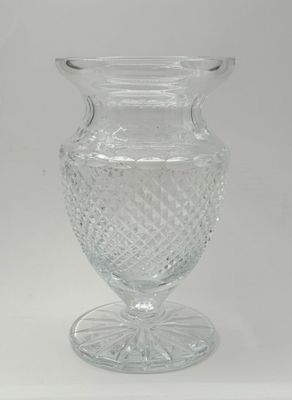 un vase en verre posé sur une table