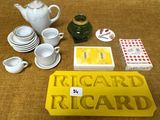 un grand nombre d'objets posés sur une table
