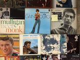 un mur recouvert de pochettes d'albums de toutes sortes