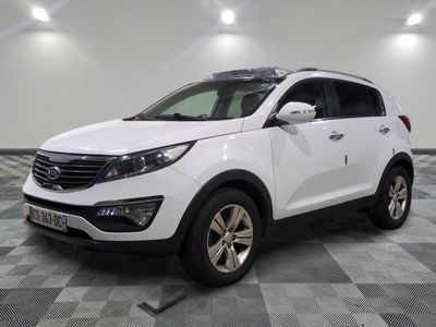 le 4x4 blanc est garé sur un carrelage à carreaux
