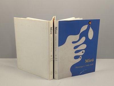 deux livres posés l'un à côté de l'autre sur une table blanche
