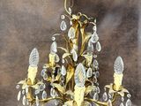 un lustre en or orné de pendentifs en cristal