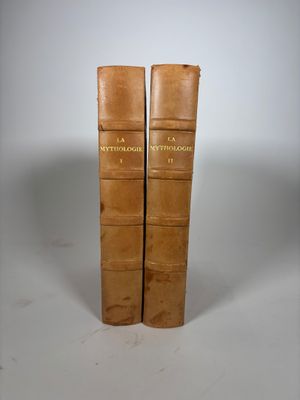 deux livres bruns posés l'un sur l'autre sur une surface blanche