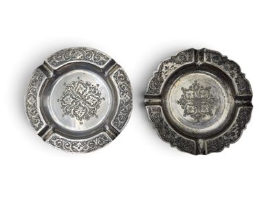 paire de cendriers en métal argenté ornés de motifs floraux