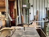 une grande machine placée au milieu d'une pièce