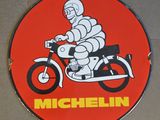 une pancarte portant l'inscription « Michel » sur le flanc d'une moto