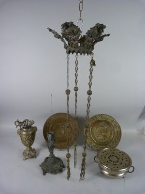 un grand nombre d'objets posés sur une table