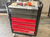 un chariot à outils noir et rouge sur lequel sont posés des outils