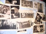 de nombreuses photos de personnes accrochées au mur de cette pièce