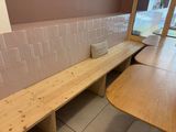 un banc en bois dans un coin de la pièce