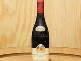 une bouteille de vin posée sur un tonneau