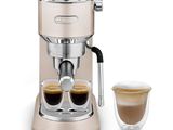 La machine à café se trouve à côté d'une tasse de café