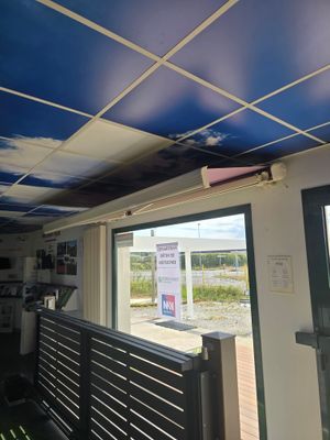 une photo d'un plafond bleu et blanc dans une pièce