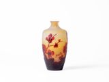 un vase avec un tableau posé sur une table