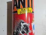 une boîte de « âmes de rats » posée sur une table