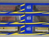 six cartons contenant des petits trains posés sur une table