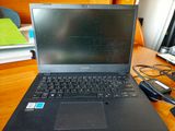 un ordinateur portable posé sur un bureau