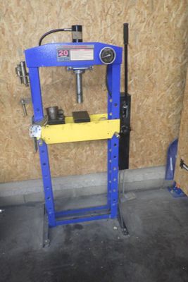 une machine bleue et jaune qui se trouve dans une pièce