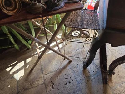 une table avec une chaise et une table sur laquelle se trouve un vase