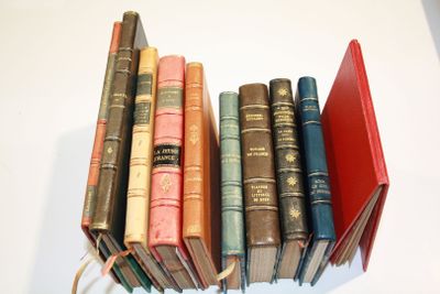 plusieurs vieux livres sont empilés sur une table