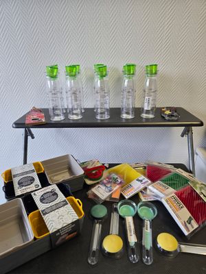 Lot 28  divers articles de cuisine, vinaigrier, bac glaçons, panier pl