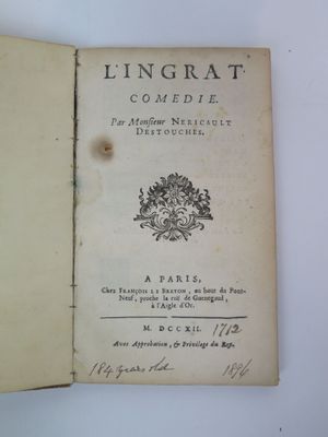 un livre ouvert avec l'image d'un oiseau dessus