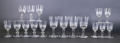 Deux parties de services de verres en cristal taillé compren…