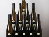 des bouteilles de vin posées sur une table devant un mur blanc