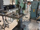 une machine placée au milieu d'une pièce