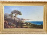 une image représentant une peinture d'un paysage avec l'océan et les montagnes en arrière-plan