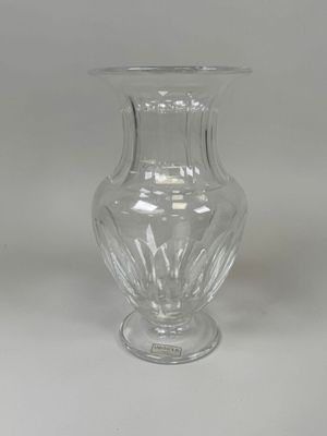 un vase en verre posé sur une table