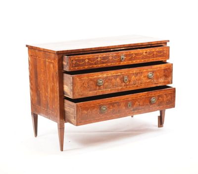 une image d'une commode en bois avec un plateau en marbre