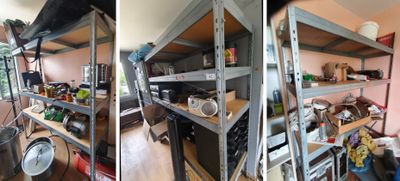 deux photos d'une pièce dans laquelle se trouve une étagère remplie d'objets