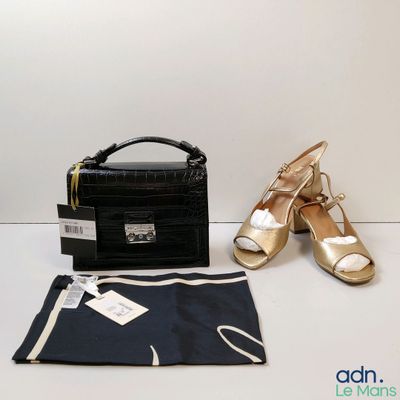 un sac à main noir et une paire de chaussures dorées à côté d'un sac à main noir