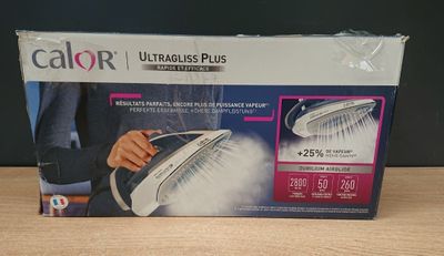 la boîte est ouverte pour montrer le contenu d'un aspirateur
