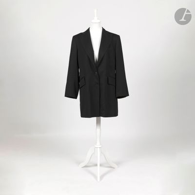 un costume noir sur un mannequin, sur fond blanc