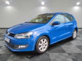 une Volkswagen Polo break bleue garée dans un garage