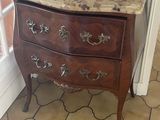 une commode en marbre dans le coin d'une pièce