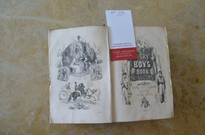 un livre sur lequel figure le dessin d'un homme et d'un chien