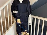 un mannequin vêtu d'une tenue noire et bleue, exposé