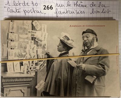 une vieille photo montrant un homme et une femme debout devant une affiche